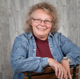 Inhaberin Marion Becker lächelt freundlich